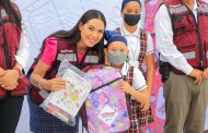 Gobernadora entrega ColiBecas mochilas en Comala