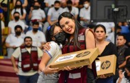 Continua la entrega de Laptops a estudiantes