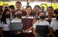 Sigue la entrega de laptops, ahora fue Coquimatlán
