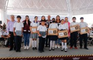 Entrega Indira miles de computadoras a estudiantes manzanillenses