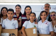 Entrega Indira más más de 3 mil computadoras a estudiantes de secundaria en Manzanillo