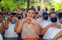 Indira presentó las Coli-Becas