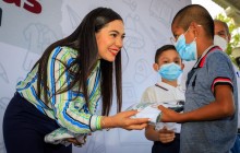 Inicia la entrega de uniformes escolares en Tecomán Indira