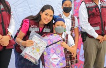 Gobernadora entrega ColiBecas mochilas en Comala