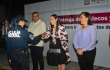Indira entrega equipo a Policías Estatales